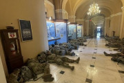 米首都ワシントン厳戒、連邦議事堂には寝転ぶ州兵の姿！