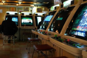 人気のゲームセンター、ボンバーガールや麻雀ファイトガール等のビデオゲームが大量撤去、理由は売上不足！　そのうちクレーン以外全部消えるな