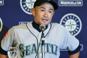 【悲報】イチロー「毎日変なTシャツ着て球場入りしたら大ウケやろなぁ(ﾆﾁｬｧ」
