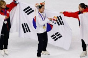 韓国人「韓国だったら炎上してた…日本人選手、韓国選手のために太極旗を広げてあげる」