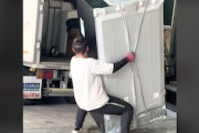 150キロの大型冷蔵庫を一人でトラックに積み込んでしまう男の動画が話題に。