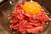 昔の焼肉屋「レバ刺しとユッケとカルビちょうだい！」 店主「あいよ」←これwww