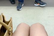 女性「えまって、なんか電車に童貞いるんだけど（パシャ」 #悲報 |  張り切ってミニスカ履いた自分の足を見せびらかしたかったんだろ