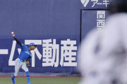 万波中正が“爆肩”披露、追加点を阻止　タカが瞬時に獲物を捕獲するような鋭い送球