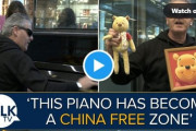 【速報】英国のピアニスト、プーさんのイラスト掲げて演奏再開ｗｗｗ　「中国人よ、見たか！」