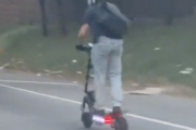 とんでもないスピードで走る電動スクーターが目撃されるｗｗｗｗ