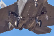 謎のステルスポッドを搭載したF-22、多分初めて撮影される