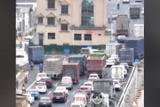 【動画】ほぼ毎日のように混乱が発生するという中国らしい道路を空撮。