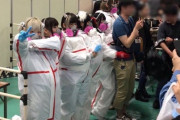 【画像】地下アイドルのハグ会、防護服で完全装備。想像の10倍防護服ｗｗｗｗ