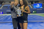 【画像】全米オープンで優勝した大阪なおみ、彼氏とトロフィー掲げて笑顔で記念写真www