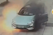 【動画】中国EV、道路上のタイルブロックに当たった衝撃で発火炎上「接触事故を起こしたら終わり」「走る地雷」