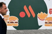 ロシア版マクドナルド、新店名は「フクースナ・イ・トーチカ（おいしい、以上）」
