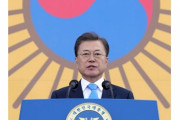 【ｗ】文大統領の背後によく分からないマークが！韓国ネット困惑「何の絵？」「新しい国旗？」