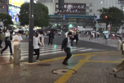 海外「地震の時は冷静なのに…」 突然の小雨に慌てて逃げる日本人の姿が話題に