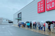 ユニクロめっちゃ並んでて草