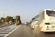 【動画】常磐道で関鉄観光バスのタイヤがバーストする瞬間がドラレコに映る。