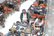 【動画】中国、火鍋屋でタバコに火を点けようとすると恒例のライター爆発～！ぶぉ～ん！
