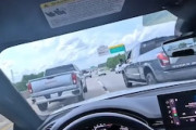 車を高速で走らせながらすり抜けをするドライバー視点の動画が(((ﾟДﾟ)))