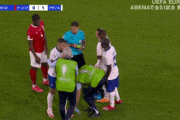◆悲報◆鼻痛めてピッチ外に出たフランス代表FWエンバペさん、わざと中にはいって倒れてゼルビアってしまう😭
