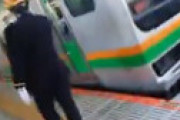 【画像】 横須賀線・武蔵小杉駅で人身事故「ホーム端からの飛び込み」「線路の間に轢死体」「駅員さん凄い叫んでる・・」 電車遅延で騒然