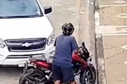 【動画】ひったくり犯を捉える為に自分の車をバイクにぶつけて逃走を阻止する猛者が現れる。