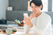 【悲報】スマホを見ながらじゃないとメシが食えないおじさん、通称「スマメシおじさん」がいま社会問題化しているらしい