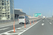 高速道路の合流レーンで駐停車するトラックたち　神奈川県警「危ないからやめて！」