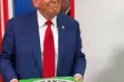 トランプ、デトロイトの選挙事務所でボランティアにサプライズピザ