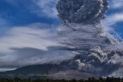 インドネシアのシナブン山が噴火、噴煙5000メートルに