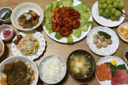 体重110キロ芸人の「実家ご飯」が「貴族……」　既に豪華な食卓も「ここにカツカレーが来た」