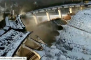 【ロシア】ドローンで撮影しながらスタジアム解体中に突然崩壊、作業員死亡
