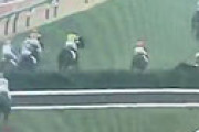 【動画】 中山４R、落馬を処理中の係員に別の馬が突っ込み落馬事故 「これは不成立だろ！」と会場騒然