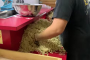 【悲報】ラーメン屋さん、カウンターで麺の仕込みをしてしまうｗｗｗｗｗｗｗｗｗｗｗｗ
