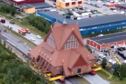 【動画】重さ672トンの教会をそのままの形で5キロ先に移動させるスウェーデン。