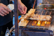 スーパーの出口に居る焼き鳥屋さぁ…