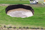【画像あり】　メキシコで突如空いた陥没穴が怖すぎる・・・