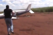 【衝撃動画】ブラジル警察さん、麻薬密売組織の飛行機が飛び立とうとするのを見つける → 車で体当りし、撃墜してしまうｗｗｗｗ