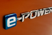 日産「e-powerはハイブリッドより進歩した技術なので高いです」