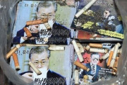 文大統領の顔にタバコの吸い殻…北朝鮮、大規模な対南ビラ散布を予告＝韓国の反応