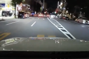 【動画】男さん、違反ドライバーにクラクションを少し鳴らしすぎてしまうｗｗｗｗｗｗｗｗｗｗｗｗｗｗｗｗ