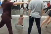 「彼女は幼児だけど最高のインストラクター」大人たちみんなでダンスを真似る