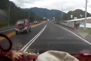 【動画】蛇行運転による死亡事故に巻き込まれたドライブレコーダー。