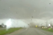 【衝撃】なにこれ怖い。テキサスで走行中に竜巻に巻き込まれてしまった車が目撃される。