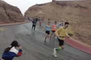 【動画】死亡率が高すぎる中国のクロスカントリーマラソン。172人中21人が死亡。