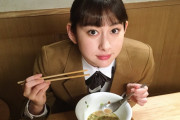 ひとり飯をしている女にものすごく腹立つ。実際に俺の元彼女はひとり飯をしたせいで店一軒つぶしているし、激混みな時でも女の隣は空けてなきゃいけないしで大迷惑だろ！