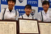 海に転落した女児を泳いで救助した女子中学生に感謝状。空のペットボトルを投げて飛び込む。