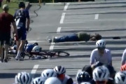 アメリカの自転車レースで人身事故。歩行者とレーサーが衝突してしまう。