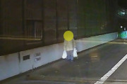 夜の高速道路に買い物袋を持って歩く高齢ババア出現