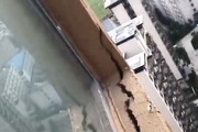 【動画】中国の高層マンション、壁が剥がれてしまう(((ﾟДﾟ)))