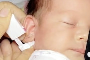【話題】赤ちゃんが寝ている隙にピアスの穴を開けてしまう親たちの動画。